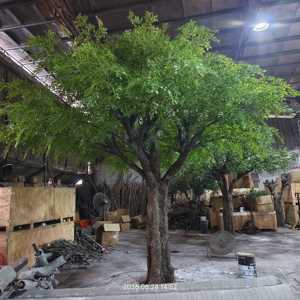 Grand arbre artificiel de type banyan avec un tronc et une feuillage réalistes pour l'aménagement paysager intérieur des centres commerciaux et des hôtels - Product Image 1