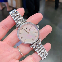 Montre Femme Ultra Fine Tendance en Gros avec Lunette en Cristal, Cadran Nacre Blanc, Acier Inoxydable, Mouvement Quartz, Étanchéité 50m