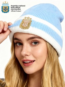 [Oficial y Genuino] Selección Nacional de <span class=keywords><strong>Argentina</strong></span> |   Gorro de lana tejido <span class=keywords><strong>con</strong></span> bloques de color azul y blanco, diseño sin visera, cálido, <span class=keywords><strong>con</strong></span> el escudo de la AFA y <span class=keywords><strong>tres</strong></span> <span class=keywords><strong>estrellas</strong></span>. - Product Image 1