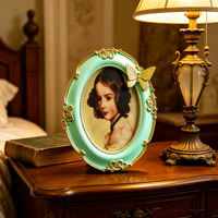 Cadre photo ovale de luxe nordique en résine peinte à la main, papillon 3D, écologique, durable, vert menthe et or, pour présentation sur bureau - Vente en gros