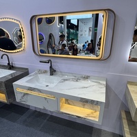 Meuble de salle de bain moderne de designer avec double vasque en marbre, lavabo en céramique blanc neige lumineux et miroir éclairé