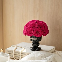 Décoration d'intérieur : Composition florale éternelle avec vase en marbre et roses, idéale pour anniversaire, fête de pendaison de crémaillère, réunion de famille