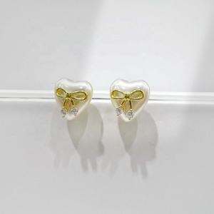 ต่างหูเงินแท้ 925 ราคาโรงงาน ขนาดเล็ก ป้องกันการแพ้ ดีไซน์วินเทจ โบว์เรียบง่าย รูปหัวใจ ประดับมุกน้ำจืด - Product Image 1