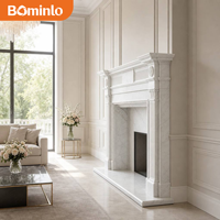 Cheminée en marbre blanc néoclassique avec pilastre cannelé, sculpture florale et manteau de cheminée à dentelle pour hall d'hôtel de luxe, villa, résidence