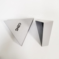 Boîte à parfum triangulaire rigide en carton avec gaufrage, pelliculage mat, matériaux écologiques, boîte de livraison en carton gris