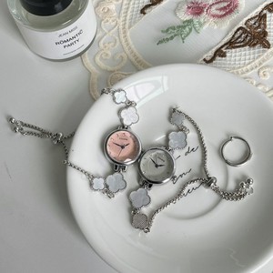 Reloj de Cuarzo para Mujer con Brazalete de Trébol de Cuatro Hojas, Esfera Redonda, Caja de Aleación, Regalo con Encanto y Estilo - Product Image 3