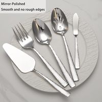 Ensemble de spatules à gâteau, couteaux à beurre, fourchettes et cuillères en acier inoxydable martelé de luxe moderne pour la restauration et les événements (vente en gros)