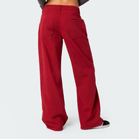 Jean baggy rouge et rose tendance 2026 pour femme, coupe droite taille basse, idéal pour le quotidien