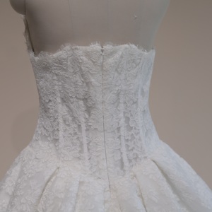 Abito da sposa a trapezio <span class=keywords><strong>senza</strong></span> <span class=keywords><strong>spalline</strong></span> con corpetto a cuore, tutto in pizzo, bottoni ricoperti, strascico a cattedrale, stile principessa, personalizzabile, all'ingrosso - Product Image 6