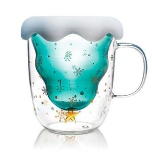 Taza de café de vidrio de borosilicato con forma de árbol de <span class=keywords><strong>Navidad</strong></span> de 10oz al por mayor, vasos de leche con aislamiento de doble pared con tapa y Asa - Product Image 1