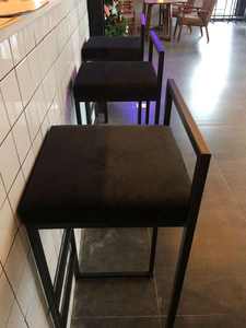 Tabouret de bar moderne en plastique noir avec pieds en métal et repose-pieds pour le petit-déjeuner et chaise de bistro - Product Image 4