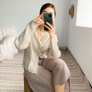 Top da donna di alta gamma con arricciature e patchwork di lettere, maglia slim fit con scollo a V, camicia <span class=keywords><strong>basic</strong></span> unica di <span class=keywords><strong>design</strong></span> per layering - Product Image 2