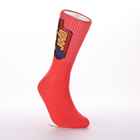 Chaussettes personnalisées rouge vif, motif tricoté de forme irrégulière, personnalisation du logo, ajout de texte, numéros d'équipe et options de couleurs