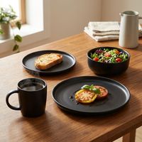 Service de table classique en grès noir mat de 16 pièces avec assiettes, bols et tasses en céramique résistantes à la chaleur pour 4 personnes