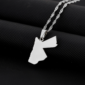Collar con Colgante de Acero Inoxidable con Diseño Hueco Jordan, Cadena Simple Unisex para Clavícula, Accesorio en Oferta - Product Image 4