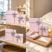 Boîte cadeau rose avec ruban en satin et nœud, structure de base pliable, tailles personnalisables, logo personnalisé, marque privée, finition brillante portable