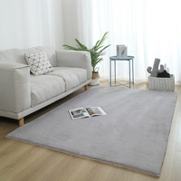 Un tapis en fausse fourrure de lapin de haute qualité, doux, confortable et uni.