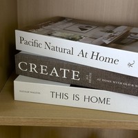 Décoration de bibliothèque élégante, design tendance, supports de livres décoratifs personnalisés, faux livres pour la décoration de la maison