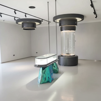 Vitrine d'exposition rectangulaire en plastique renforcé de fibres de verre de haute qualité avec éclairage LED pour musées et commerces