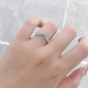 En Bague d'Honneur : Bague en Platine Pt950 Scintillante, Simple et Polyvalente, en Forme de V, avec Diamants de Laboratoire, pour Femme - Product Image 3