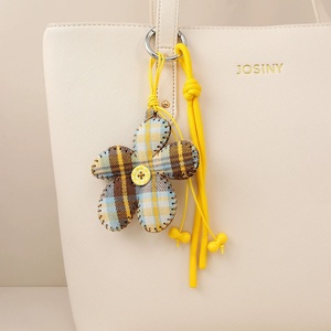 จี้ตกแต่งกระเป๋าถือแฟชั่นผู้หญิง จี้ห้อยกระเป๋าสะพายข้าง ของขวัญวันเกิดสำหรับเด็กผู้หญิง ผ้าเนื้อนุ่ม ลายสก็อต จี้รูปดอกไม้ขนาดใหญ่ สำหรับเด็ก - Product Image 3