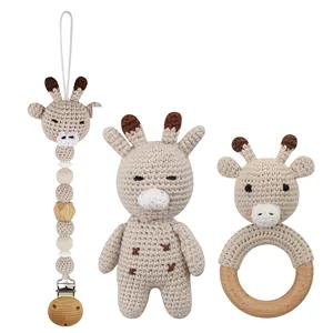 Set regalo giocattolo in cotone lavorato a maglia con sonaglio animale di peluche naturale massaggiagengive in legno per bambini all'uncinetto