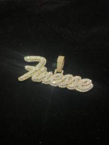 Colgante de Alfabeto con Diamantes de Lujo de Alta Gama, Joyería Elegante con Incrustaciones de Oro y Plata, Accesorio de Moda Perfecto para Regalos y Uso Diario - Product Image 2