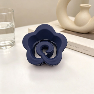 Pinzas de pelo de plástico con flor de camelia de 6 cm, estilo francés mate, antideslizantes, con diseño floral, accesorios dulces para el cabello para mujeres. - Product Image 6
