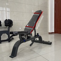 Super banc de musculation, équipement de fitness commercial avec une structure stable et plusieurs réglages d'angle.