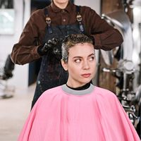 Cape de coiffeur avec logo personnalisé Cape de barbier imperméable respirante et antiadhésive avec cou en silicone