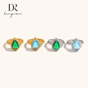 Cincin Pola Palu Batu Permata Biru dan Hijau Gaya Eropa dan Amerika Dingran, Lapisan Baja Anti Karat Berlapis Emas 18K - Product Image 1