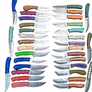 Couteau de chasse multifonction artisanal en acier inoxydable MORTAL SAGA, lame en acier Damas, manche en résine colorée, étui en cuir - Product Image 1