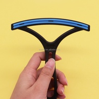 Brosse anti-poils pour animaux Solado double face en plastique et silicone bleue, couleur personnalisable, logo sur mesure, outil de rasage de tissus facile à utiliser