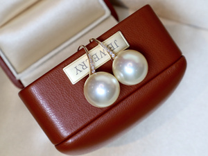 Orecchini a Cerchio di Lusso in Oro Massiccio 18K con Diamante Naturale 0,206ct e Perla Dorata dei Mari del Sud 13,5-14mm per Matrimoni - Product Image 2