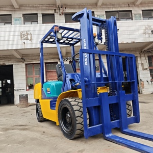 Chariot élévateur Komatsu FD30 d'occasion de 3 tonnes avec moteur diesel et pneus pleins - Bon état Prix avantageux - Product Image 2