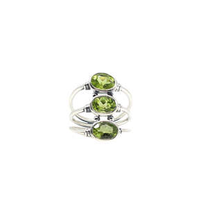 Nouvelle Arrivée Bague Artisanale en Argent à Trois Pierres, Peridot Vert Naturel et Améthyste, Style Bohème, Bijoux de Mariage, Vente en Gros pour Cadeaux - Product Image 1