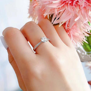 Anillo de Compromiso de Diamantes en Oro Blanco para Mujer F1345, Corte Brillante Redondo, Diamantes Laterales Naturales de Color G - Product Image 4