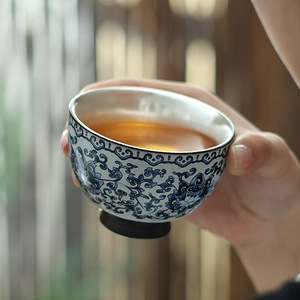 Taza Maestra de Cerámica Ru Ware Azul y Blanca con Diseño de Loto y Caja de Regalo para Beber Té - Product Image 4