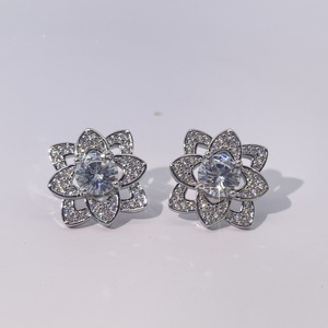 Pendientes de Botón Elegantes y Clásicos para Mujer de Tianyu Gems, Chapados en Oro sobre Latón, con Circonita Cúbica Blanca de Corte Redondo y Diseño de Flor - Product Image 5