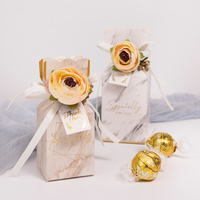 Boîte cadeau triangle de faveur de mariage de bonne qualité avec ruban doré et jolie boîte d'emballage en papier en carton pour bonbons