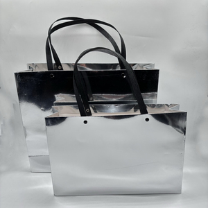 Sac en papier argenté avec logo personnalisé pour vêtements, sacs en papier métallisé brillant, emballage cadeau de luxe pour le shopping - Product Image 1