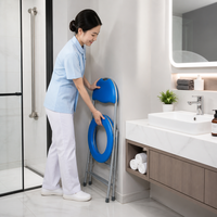 Chaise de toilette médicale pliable bleue avec siège souple, dossier semi-circulaire, cadre argenté et poignées – Lot de 6