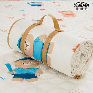 Tapis de pique-nique d'extérieur Yisidan 200 cm, tapis de camping portable résistant à l'humidité avec motif d'ours pour la randonnée en famille - Product Image 1