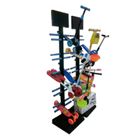 Présentoir métallique sur pied LINGHANG personnalisé pour équipements sportifs : trottinettes électriques, skateboards, planches de surf et snowboards pour enfants