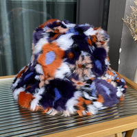 Chapeau de seau en fausse fourrure arc-en-ciel à large bord pelucheux pour femmes Chapeau de fête en peluche chaud coloré multicolore Chapeau d'hiver en fourrure de renard