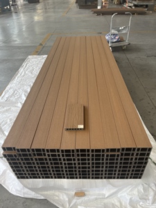 Viga de WPC de 60*42/100*50/120*70 mm, <span class=keywords><strong>Tubo</strong></span> Compuesto de WPC, Columna Tubular de WPC y Deflectores - Product Image 3