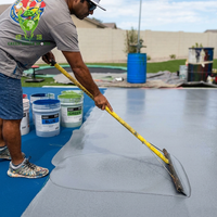 Kit de système de revêtement acrylique aqueux pour terrains durs, comprenant un apprêt, une couche texturée à base de silice et un couche de finition anti-UV, pour clubs sportifs de pickleball et de tennis
