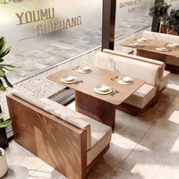 Ensemble table et chaises de restaurant commercial, bois massif, base cannelée, chaises rembourrées en tissu bouclé, mobilier de café Wabi Sabi