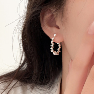 Pendientes de aro de plata de ley S925 con perlas en forma de U para mujer, uso diario, color blanco, poste para la oreja de plata 925 - Product Image 3