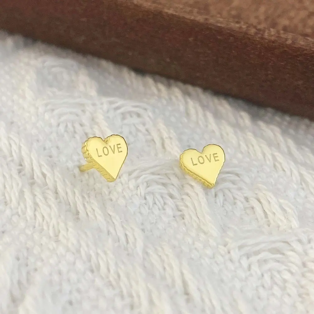 Anting-anting hati perhiasan modis emas 18k anting-anting hati kata kustom untuk wanita